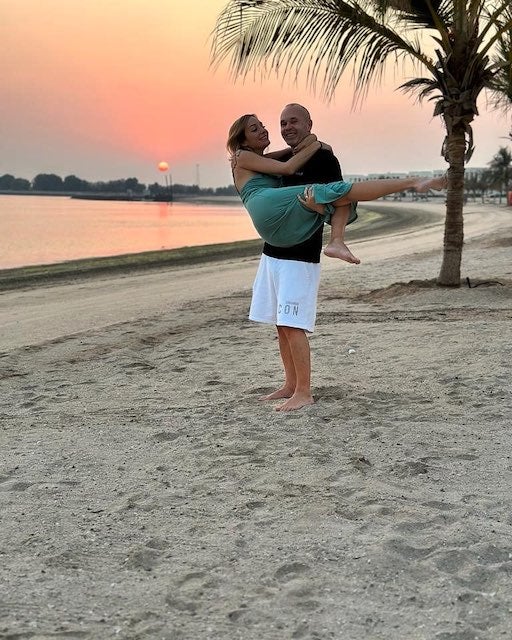 イニエスタ ビーチで奥さんをお姫様抱っこ👸✨「ラブラブショット📸」