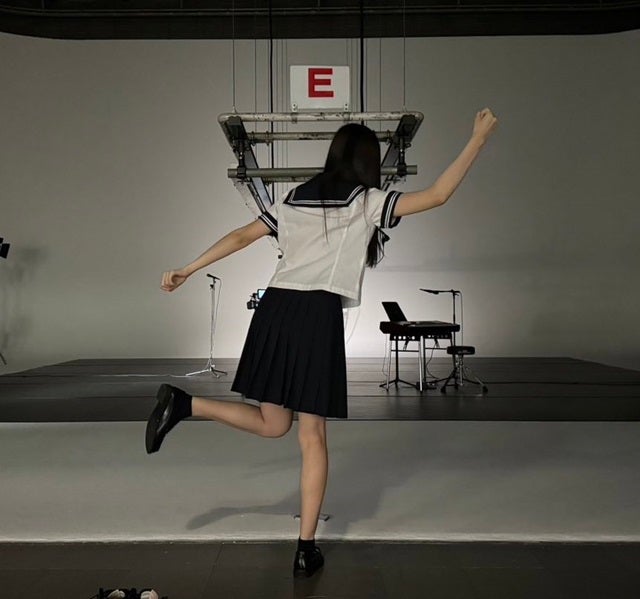 「映えるポーズ教えて🥹」年齢以外謎に包まれた歌手のtuki. 実写とともにファンに問いかけ⁉