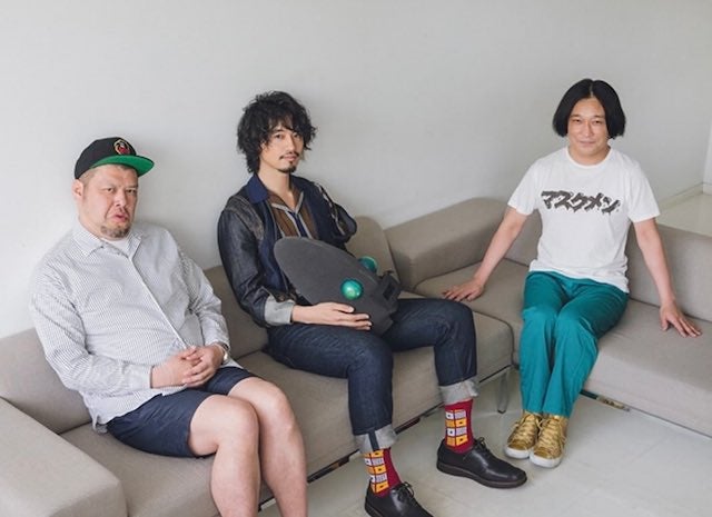 斎藤工が “マイメンのお二人”とのスリーショットを公開