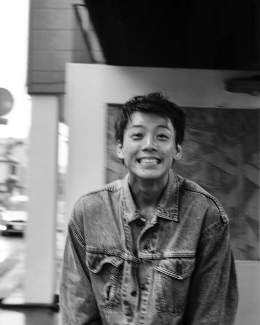 竹内涼真、雨の日の路上がまるで映画のワンシーン。モノクロの世界で静かに放たれる圧倒的オーラと存在感