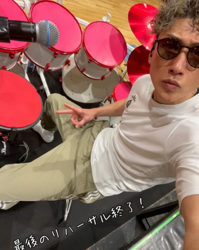 樽美酒研二がリハーサル終えてパシャリ「何度も何度も妄想ライブ繰り広げたいと思います」