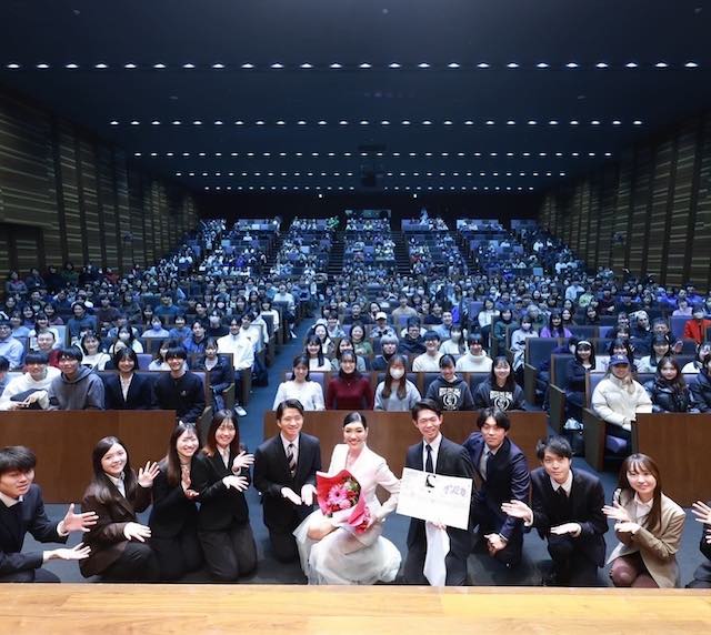 アンミカが慶應大学学園祭に出撃！！やはり衣装は「あの色」のドレス👀👗