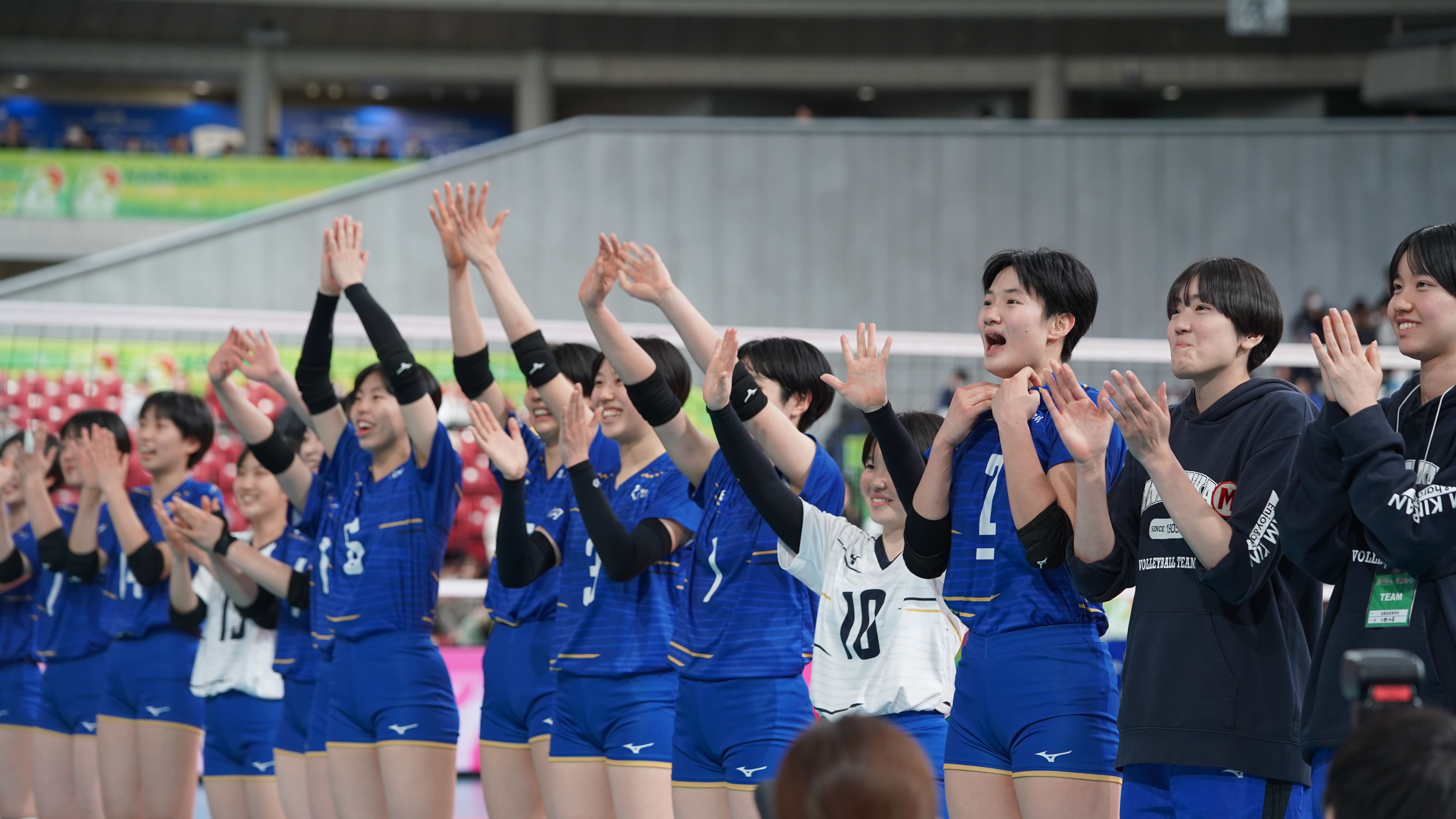 インターハイ女王の底力　金蘭会が就実の猛追振り切り7年ぶりの春高制覇