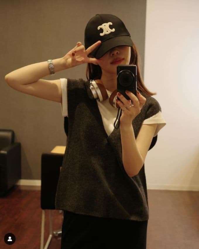 指原莉乃がニットベスト姿を披露「まだ暑いので危険です！！！！」