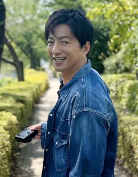 あの人気俳優がオフショットを公開！爽やか笑顔にファン「かっこよすぎ」とノックアウト！