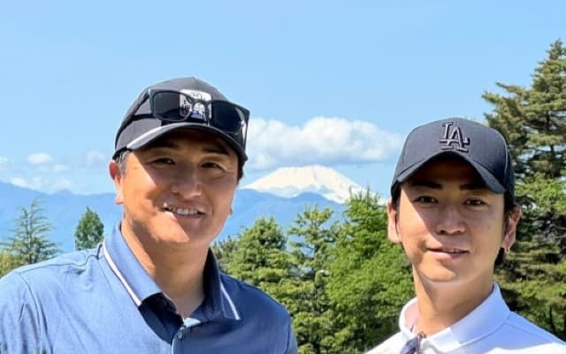 高橋由伸が亀梨和也とゴルフを満喫「ステキな2ショット」などと話題に