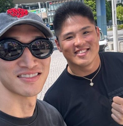 「笑って写真撮る日が来るとは」安保瑠輝也 あの因縁の相手と街中でばったり遭遇！？