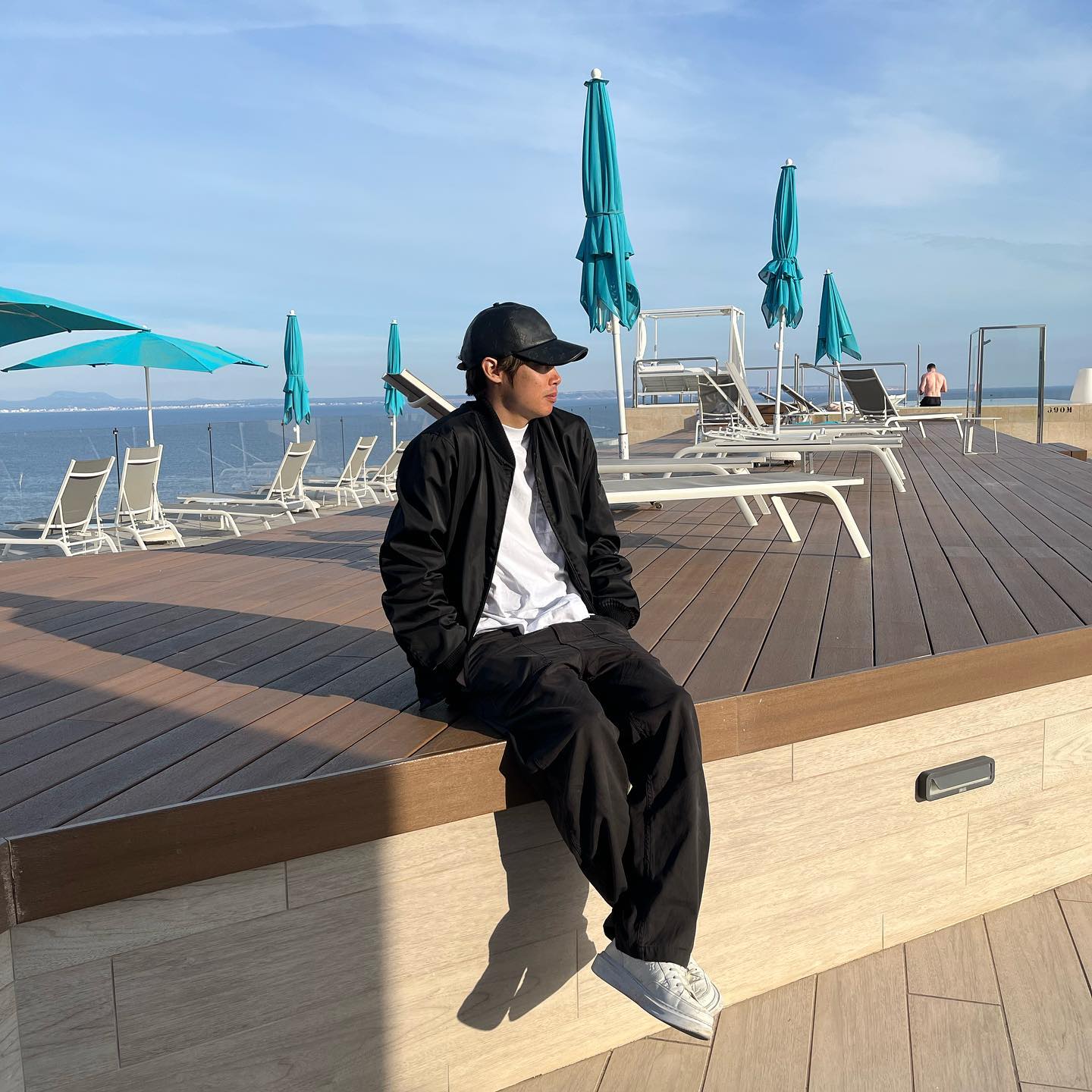 伊東純也 オフ中のお洒落コーデ披露✨背後に映る久保建英が話題に⁉️