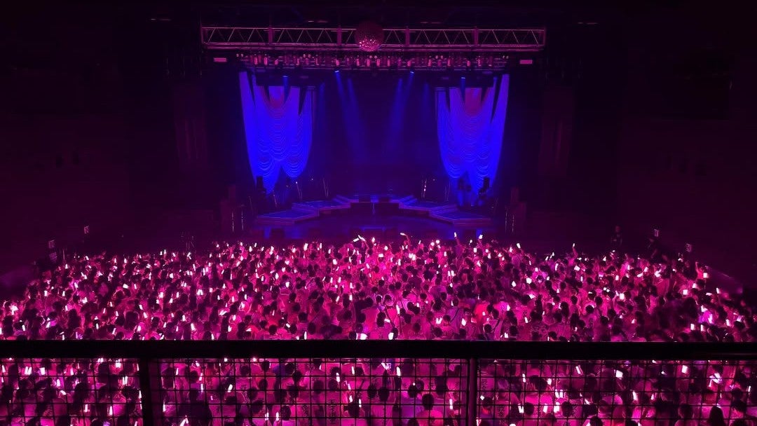 惜別のピンク一色…同期が見届けた“伝説アイドル”のラストステージ