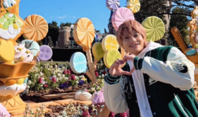 中間淳太、ディズニーで“キウイドナ”に遭遇！ポップな世界に溶け込む姿が話題