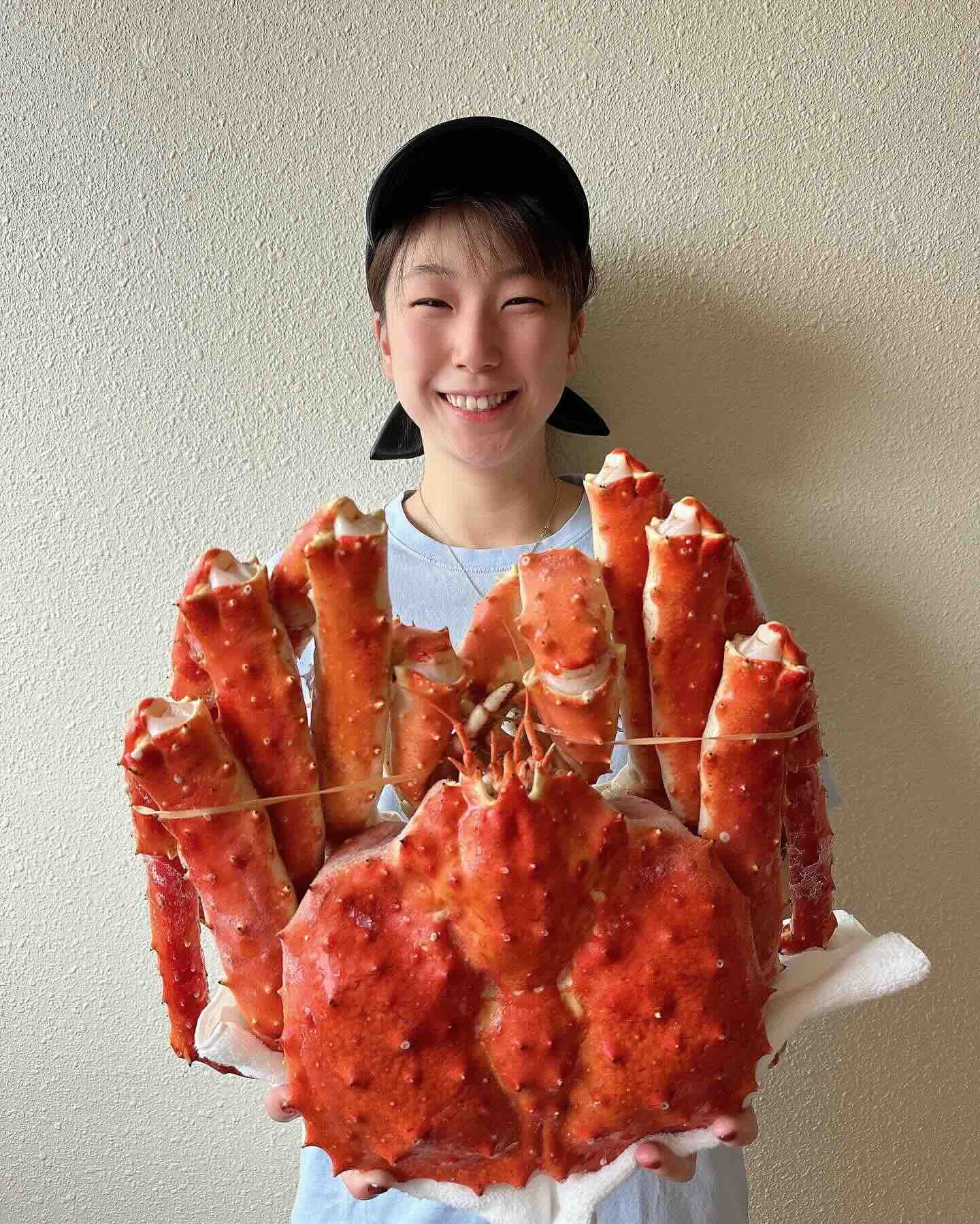 「自分より大きい」五輪バドミントン・メダリストのカニとの2ショットが話題