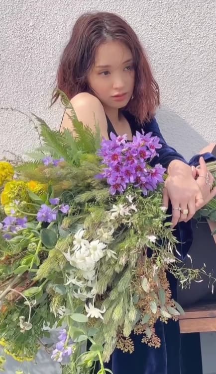 「綺麗すぎて言葉出ない…」モデル〇〇、季節の花と魅せる奇跡のコラボショットに称賛の嵐