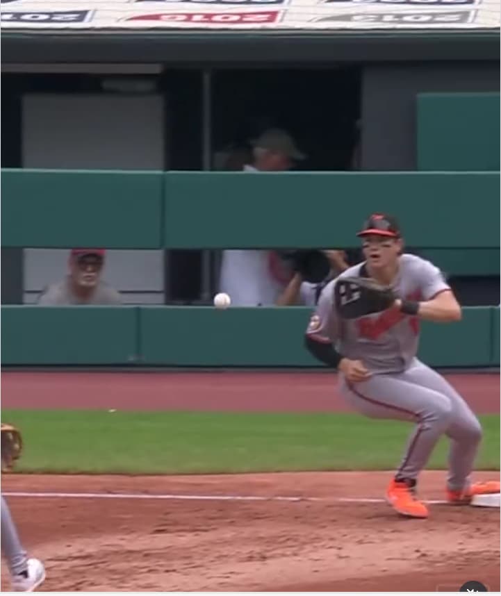 オリオールズのジャクソン・ホリデイ、ボテボテの内野ゴロを華麗な1塁へのグラブトスで見事ランナーを仕留める！