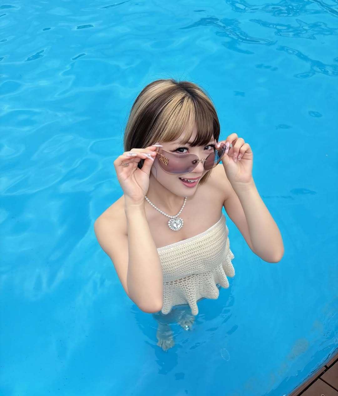 大人気妹キャラYoutuber、プールでの上目遣いショットに「ビジュ爆発」「反則級に可愛い」