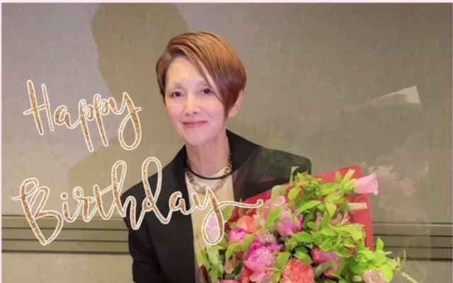 夏木マリが誕生日のお祝いショットを公開！収録現場でゴージャスな花束を受け取る
