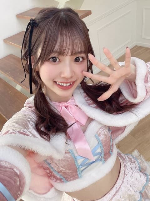 「この世で1番可愛い」あの人気モデルのレアな”肌見せ”クリスマス衣装にファンメロメロ！