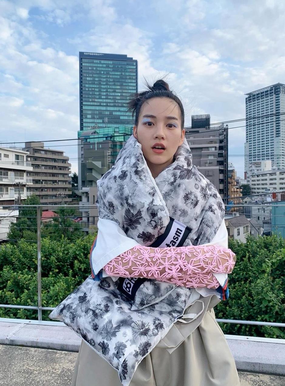 「玉ねぎ頭が何かカワイイ😂」のんがカレンダーのオフショットを公開✨