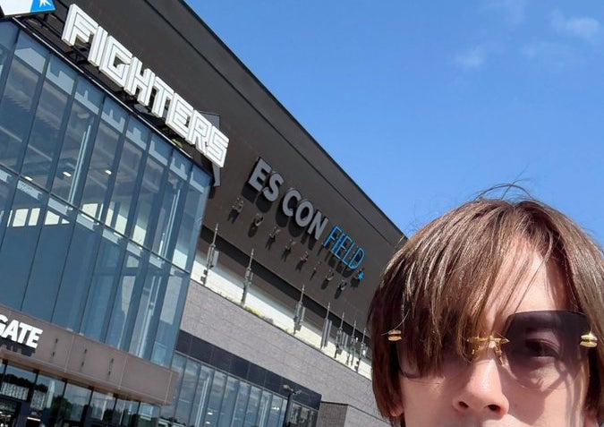 「上品な座り方が大好き」DAIGOが“1日遅れの北海道旅”を報告　エスコン前自撮り＆記念ポーズに反響