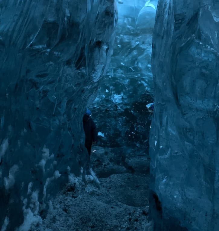 「洞窟の中でウイスキー⁉」西野カナが極寒アイスランド旅行を公開！