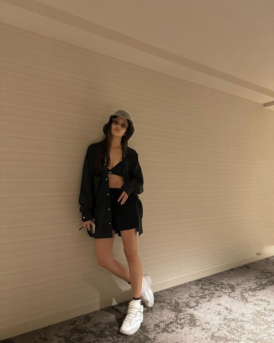 黒木メイサ、美ボディまぶしいブラトップショットに「カッコイイ」  キュートな足元も話題に