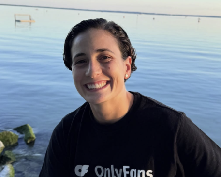 まさかの自虐！？アナ・カラスコ、“失敗ショット”が逆に絶賛の嵐に！ファンの愛が止まらない理由とは