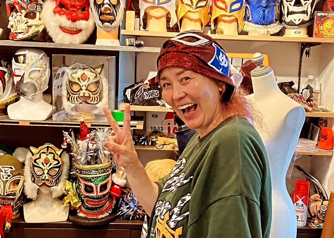 元女子プロレスラー・大森ゆかりがシイタケマンファクトリーを訪問　笑顔で感謝を伝える