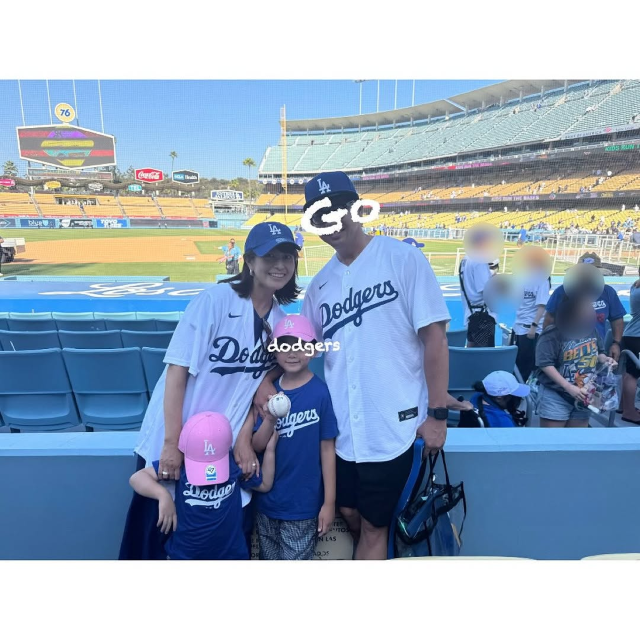 「LAで2試合ドジャースの試合を観戦」元日テレ森麻季アナ、仲良しスマイル家族観戦ショット公開！