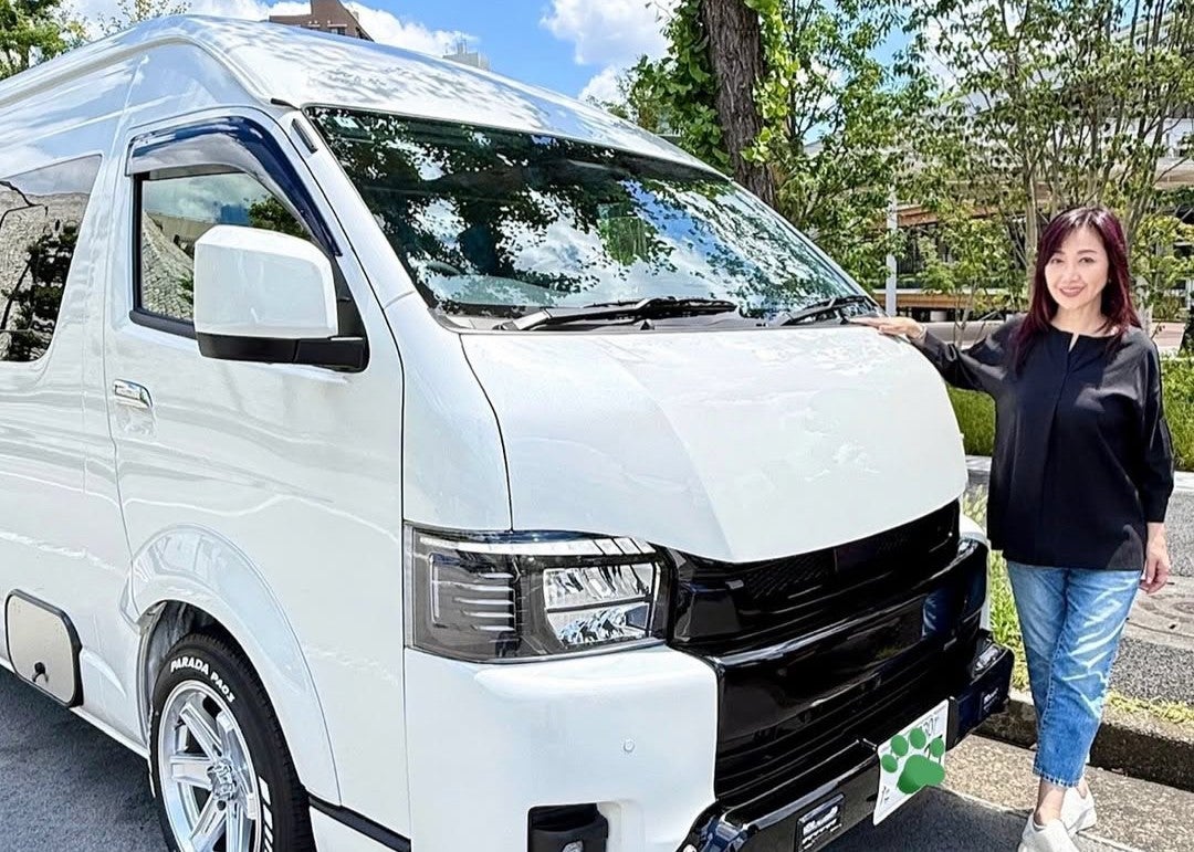 伍代夏子が新しいキャンピングカー「レクヴィ ソラン」を紹介　愛犬とのお出かけに期待膨らむ