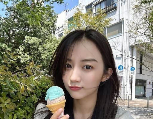 タレント・黒木ひかり、“両手でダブルアイス”ショットにファンからコメント続々