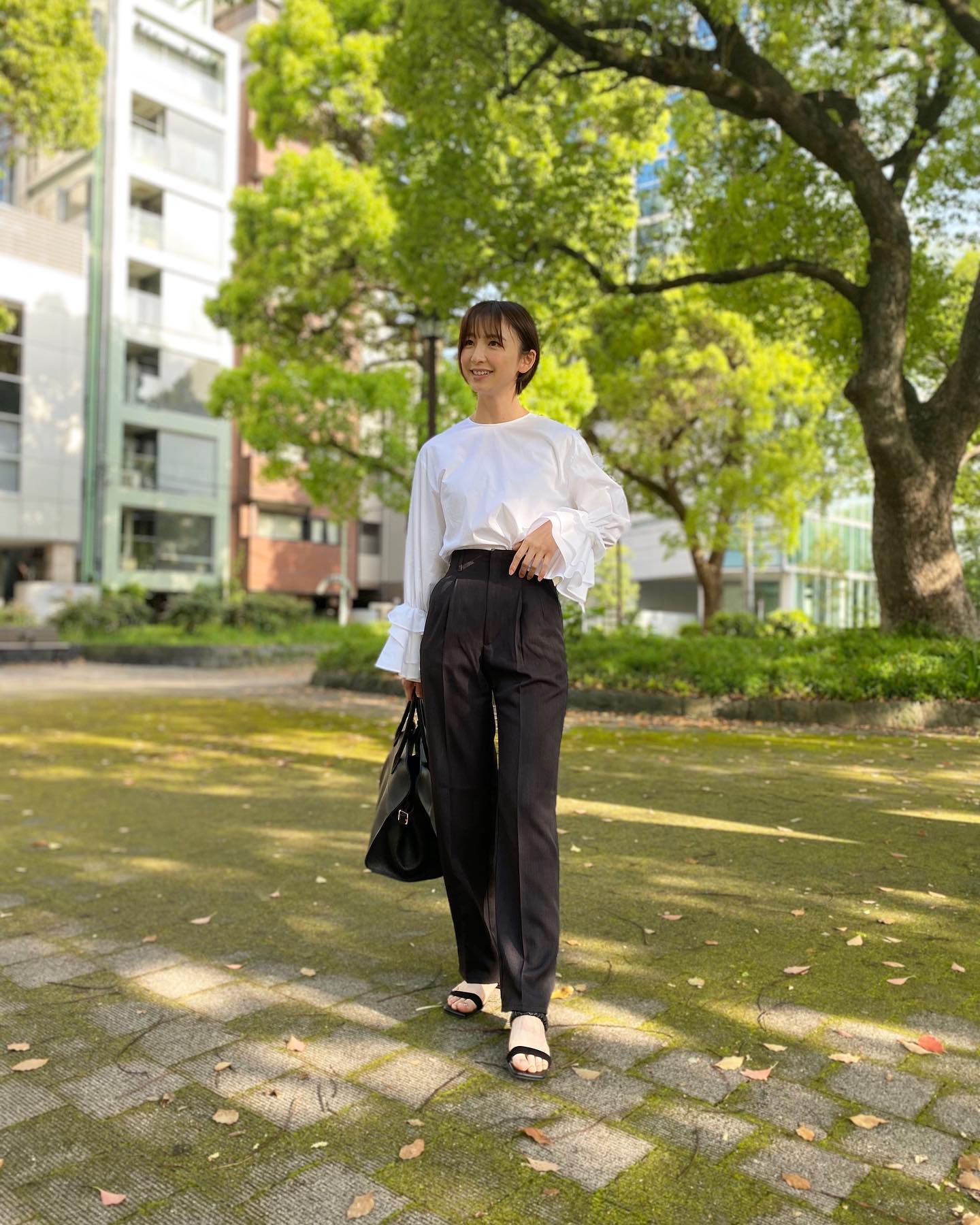 篠田麻里子が新緑をバックに抜群のスタイル披露😍✨「スタイル良すぎ！麻里子様」