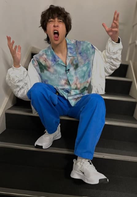 花粉を吹き飛ばせ！Hey! Say! JUMP・八乙女光 爽やかブルーが「かっこいい」と話題に！