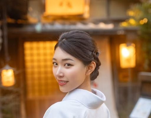 「まさに、見返り美人」美人レースクイーン成沢紫音、艶やか着物姿の美しさにファン惚れ惚れ