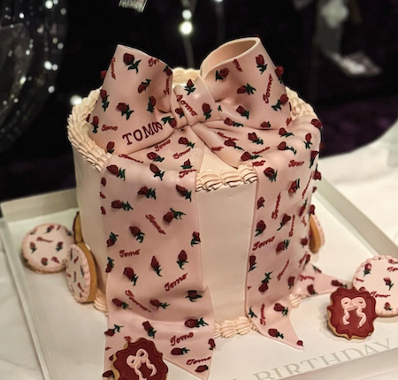 「どこで買うの⁉️」板野友美、かわぃすぎる誕生日ケーキ♡いいね続々