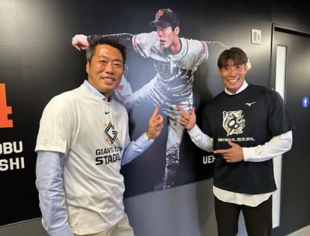 上原浩治が糸井嘉男と自身の壁画とのショットを公開！