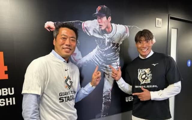 上原浩治が糸井嘉男と自身の壁画とのショットを公開！