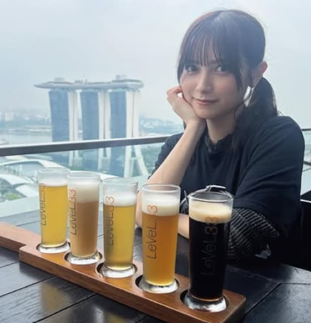 5種のビールの前で不敵な笑み！グラドル・桃月なしこの圧倒的シンガポール観光！