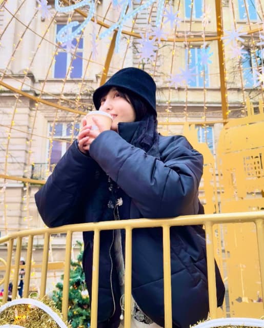 「すっぴんでも綺麗な顔立ち」声優 佐倉綾音のすっぴんフランス旅！