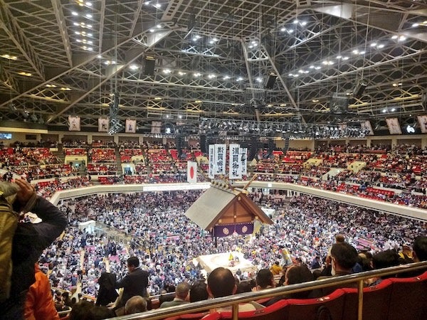 人気お笑い芸人が大相撲初場所へ　生観戦に感動も「完全に〇〇のタイミングを逃した」