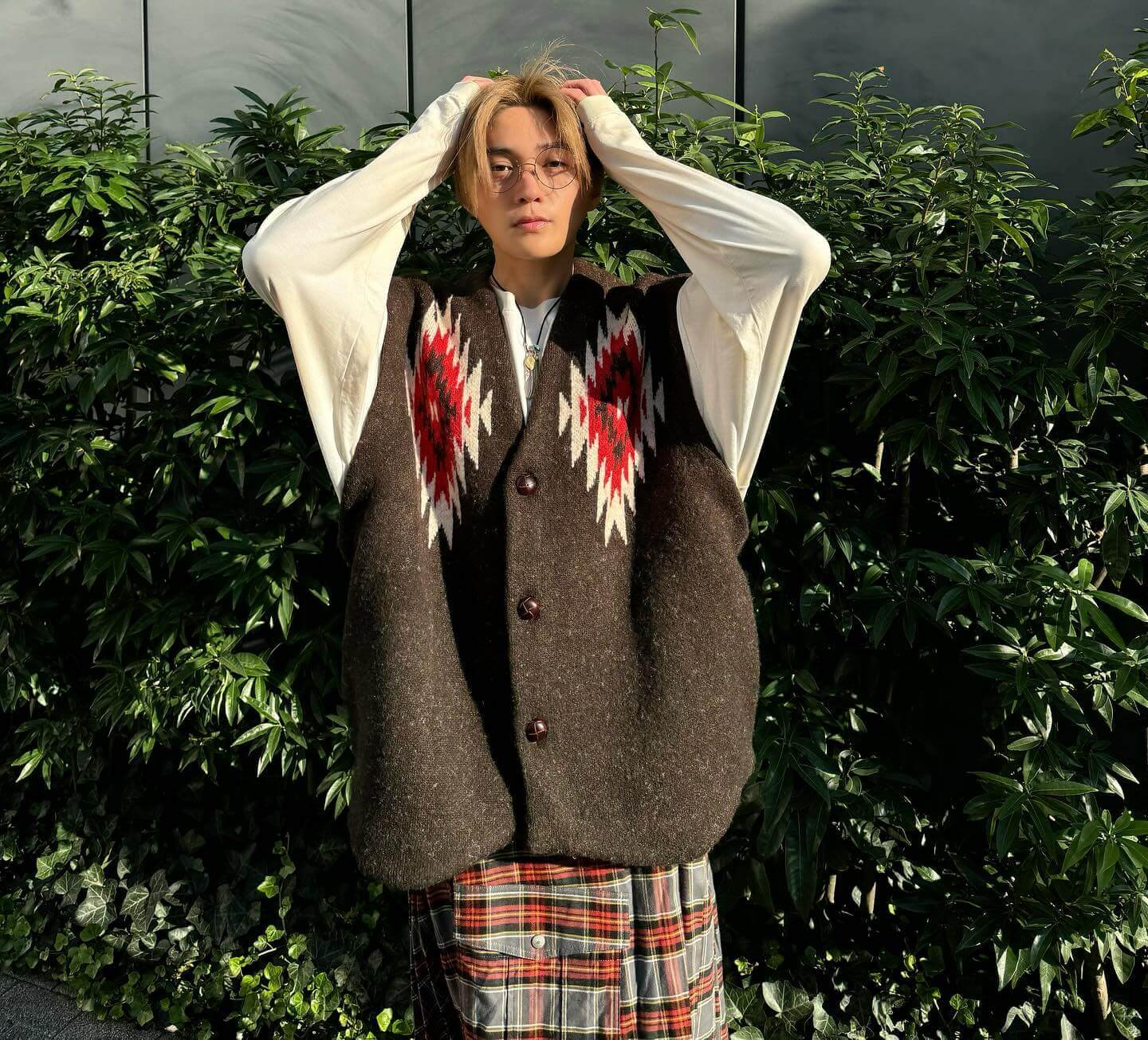 FANTASTICSのボーカル・八木勇征、秋らしいコーディネートを披露！個性的なベストも難なく着こなす！