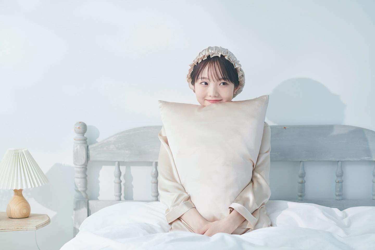 本田真凜がまさかの女優業転身❓ベッドの上でのパジャマ姿ショットが美しすぎると話題に😳