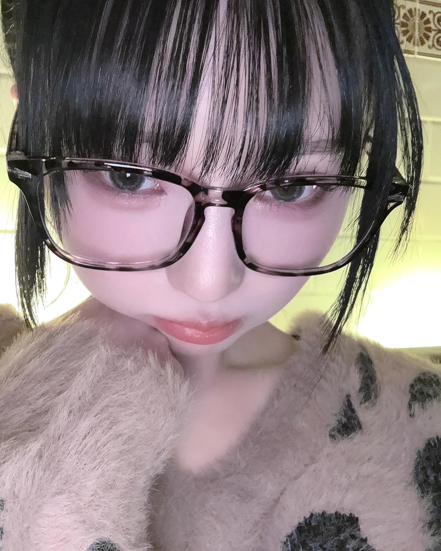 「メガネにお団子可愛すぎる」ニアジョイのあのメンバーのオフショットが話題！