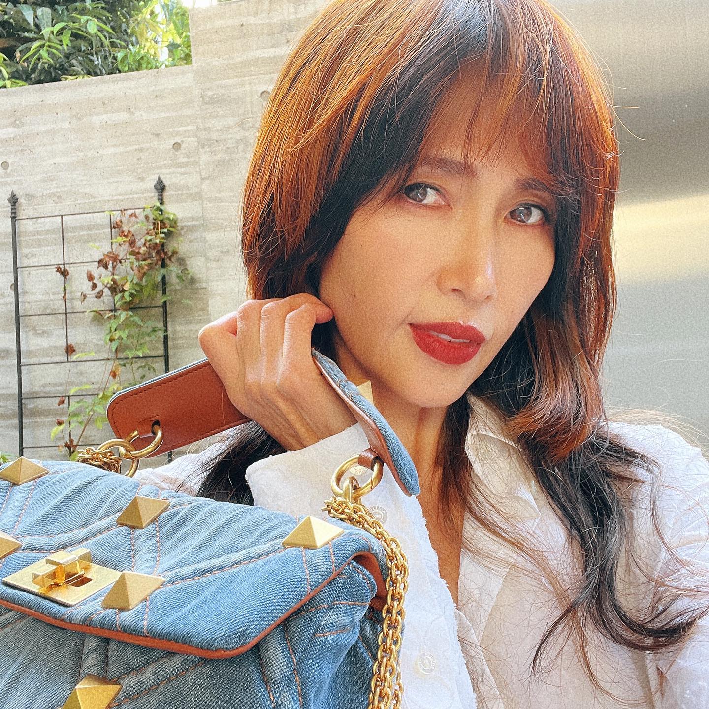 工藤静香さんのデニムコーデが「モデル級の脚の長さ」と話題に