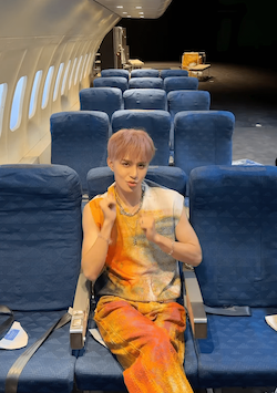 頭を振っているだけでカッコカワイイ韓国グループ飛行機内風景で撮影