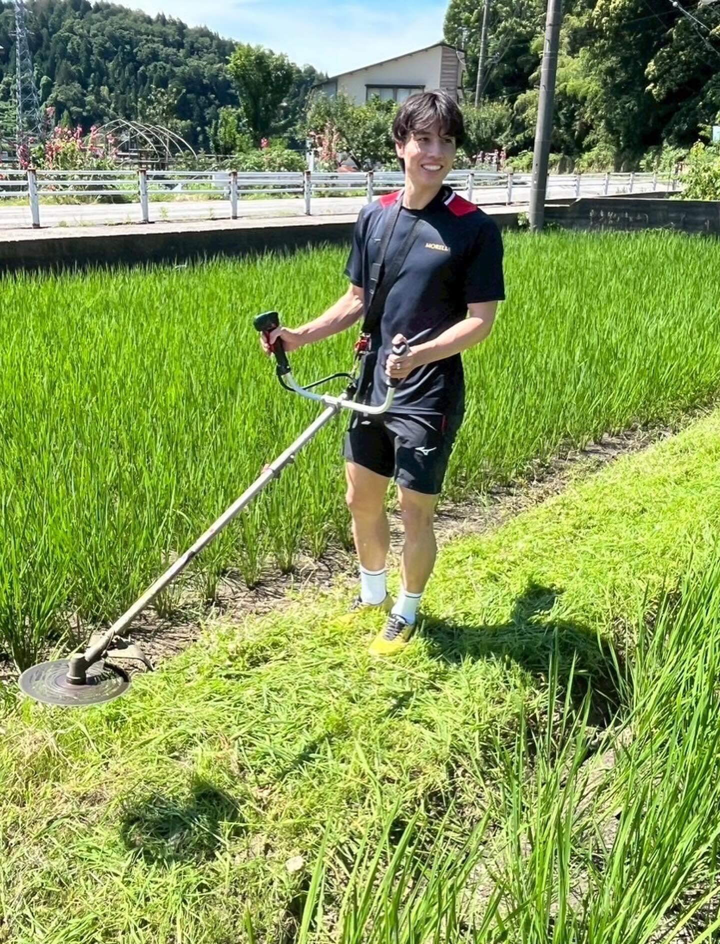 「AO帰国」田中碧、田んぼで草刈りショットに“おかえり”の声続々