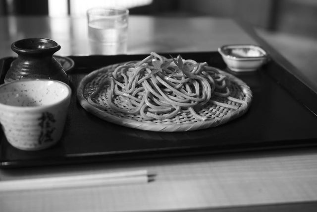 シンガーソングライターの高橋優、「蕎麦屋。」の一言に込めた静寂。モノクロの一枚が語る安らぎの時間