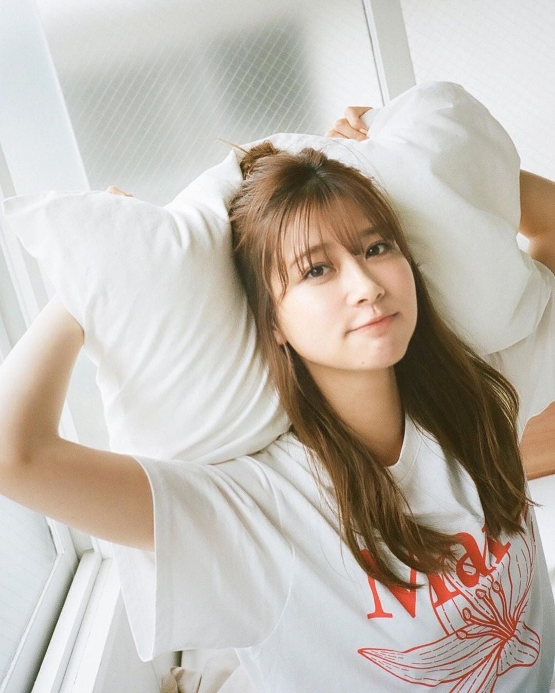 「かわいいいい💞」“めるる”こと生見愛瑠さんの白Tデニムコーデに絶賛の声続出❗️