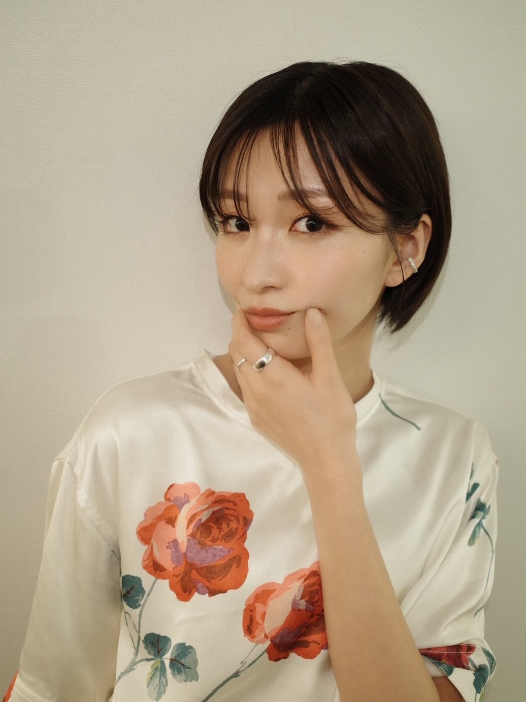 「全部似合う」の声続出　岡崎沙絵の最新衣装ショットがかわいすぎる