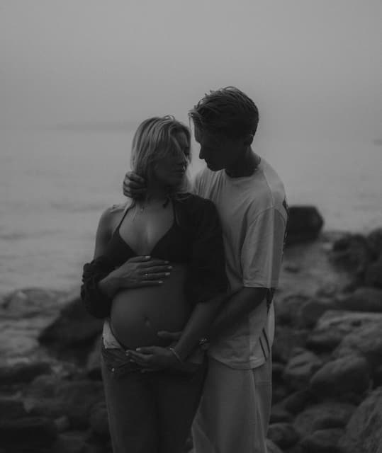 ウーデゴール 「1+1=3」とマタニティフォト公開！