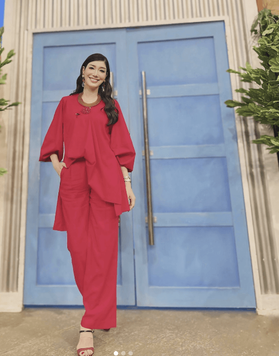 アンミカ、情熱的な赤ブラウンコーデでテレビ出演を報告！