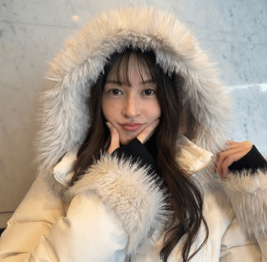 元乃木坂の美女ヨガインストラクター、激カワな”ふんわりホワイトファーショット”を公開し話題に！「可愛さ炸裂してます」